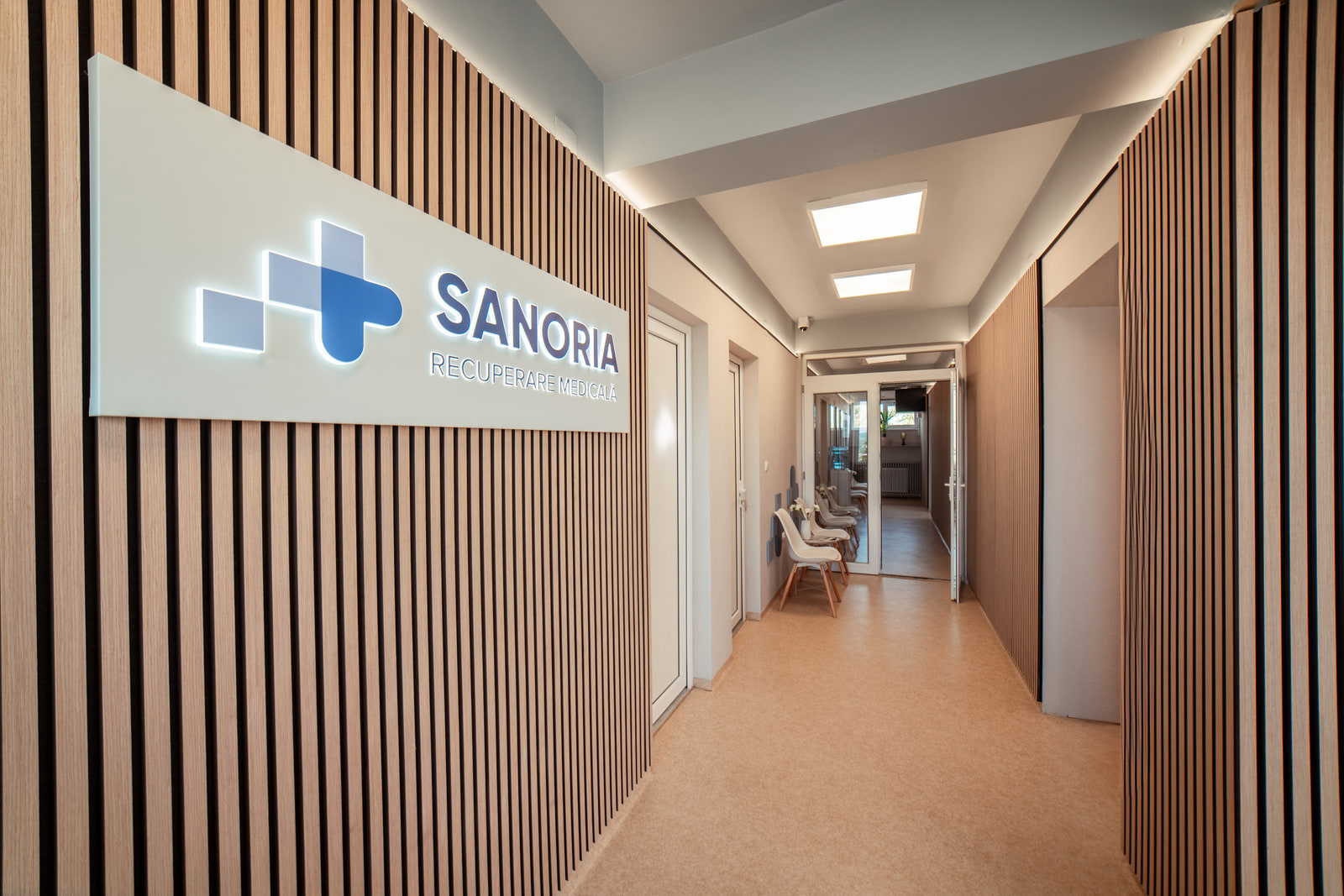 Hol modern cu cabinete medicale — spațiu funcțional și primitor