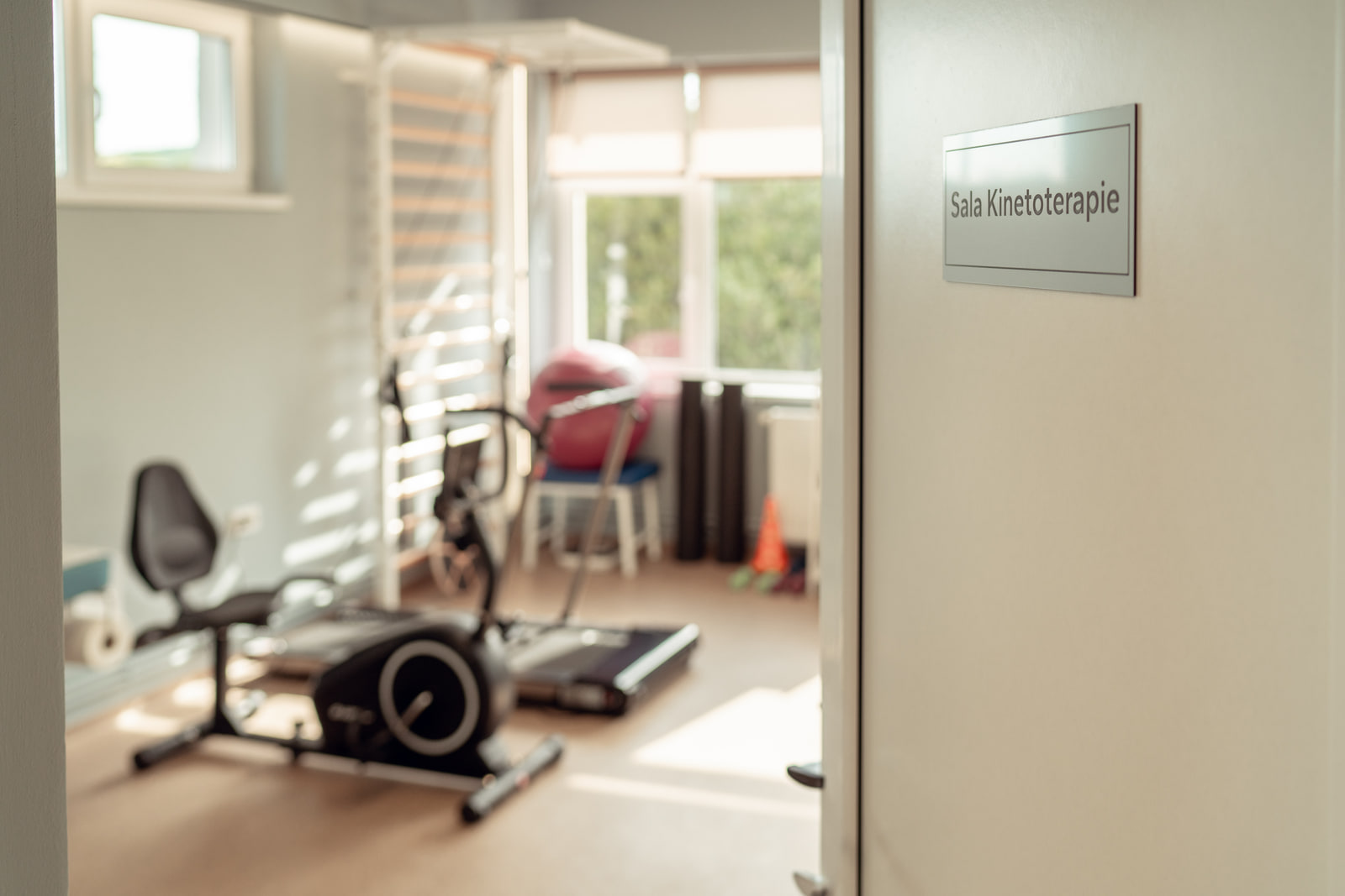 Sala de kinetoterapie echipată complet — recuperare medicală la Sanoria Scobinți